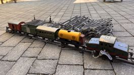 Antike Märklin Eisenbahn mit Schienen.