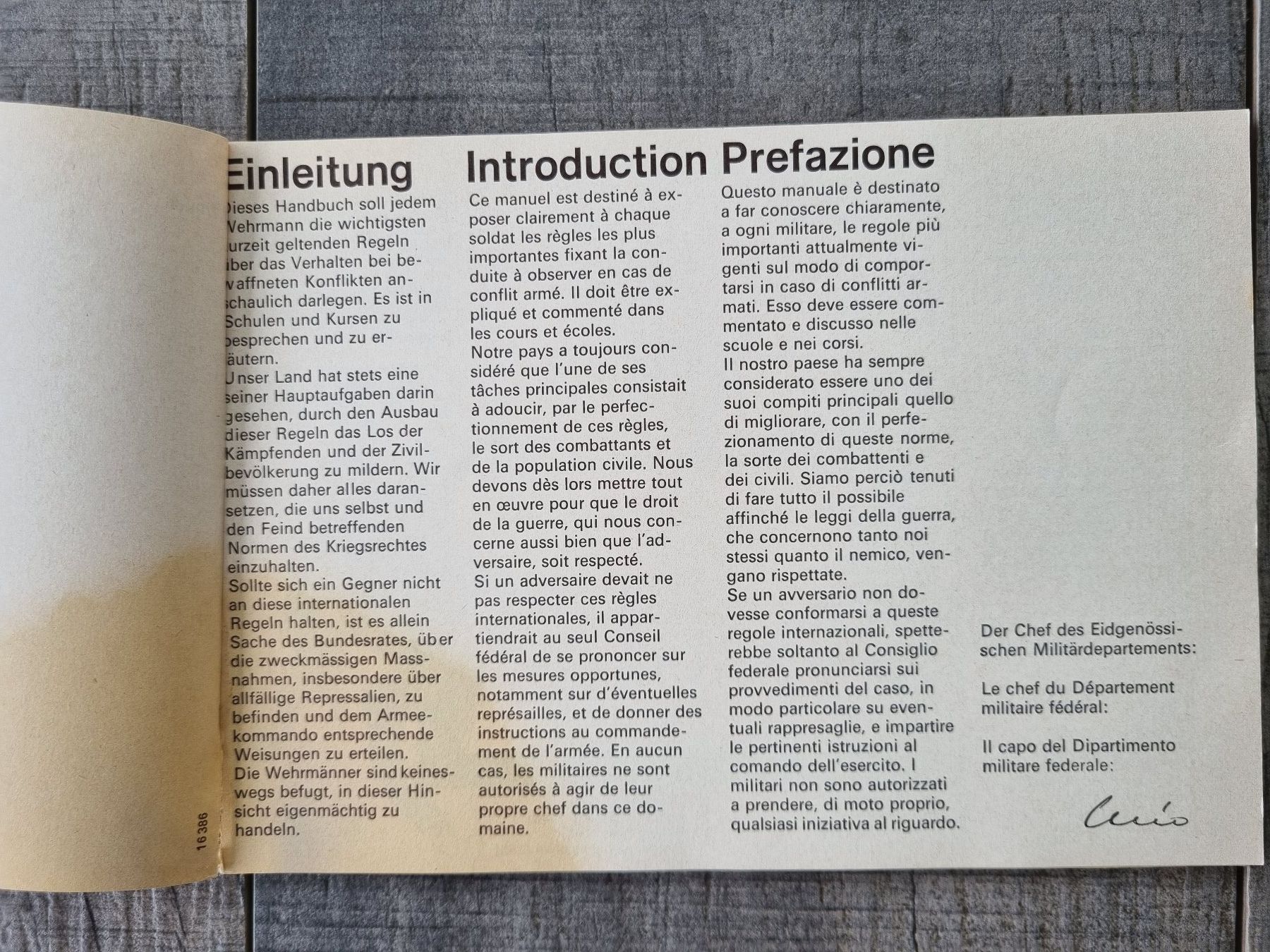 Libri: Schweizer Armee Handbuch 1968, verhalten im Krieg – Usato da Bözberg venduto da heinz-d 1