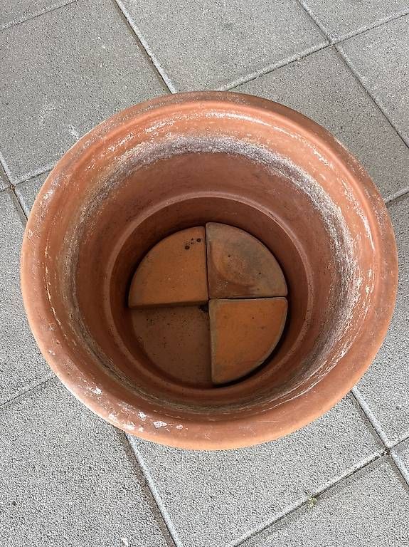 Blumentöpfe: Blumentopf 26cm hoch & 30cm dm – Gebraucht aus Wängi von cocose 1
