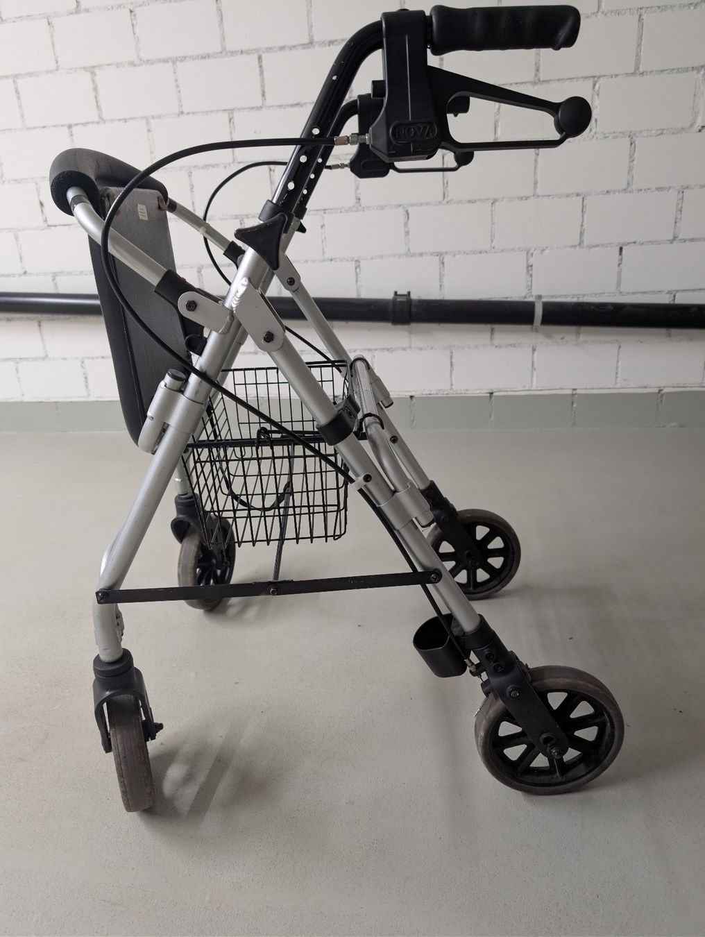 Ausili per la deambulazione: Rollator Alu – Usato da Bürglen TG venduto da Reiher9 2