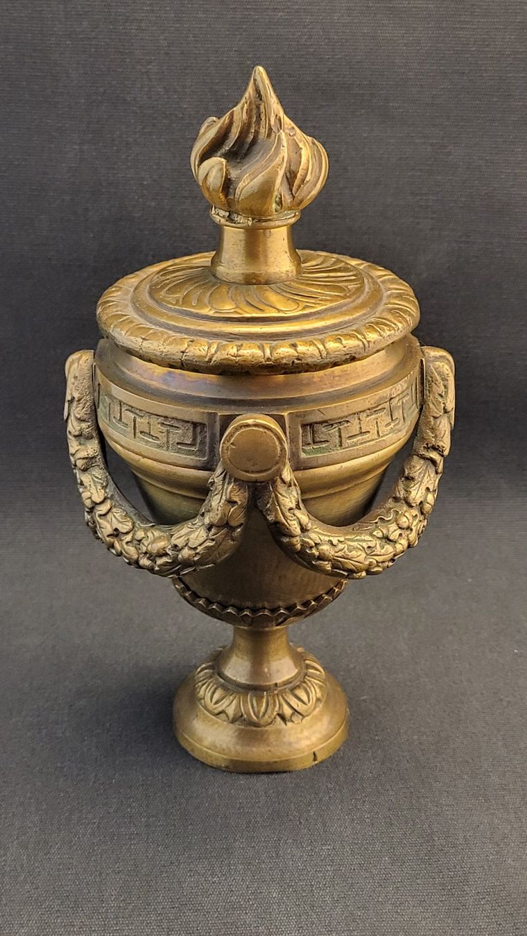 Statuette: Antikes Bronze-Objekt mit Fackelaufsatz – Usato da Basel venduto da spinne02