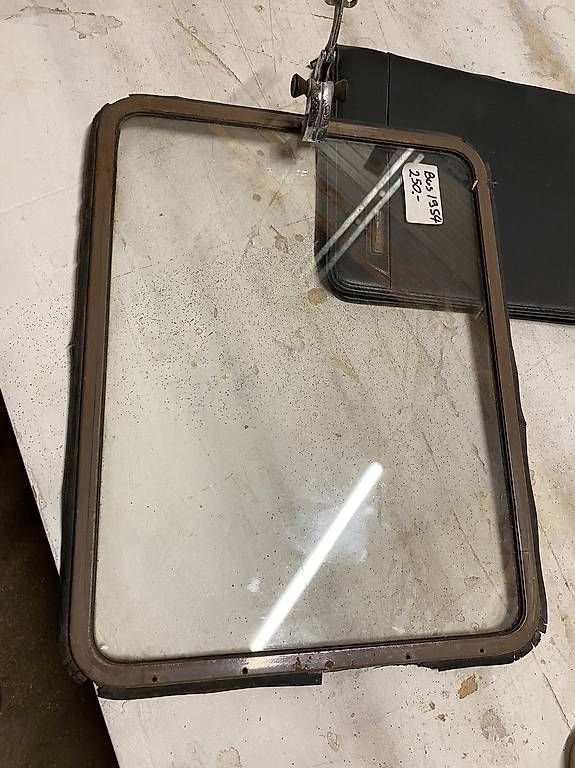 Tutti pezzi di ricambio auto: vitre bus vw, split, barndoors – Usato da Les Vieux-Prés venduto da PX132