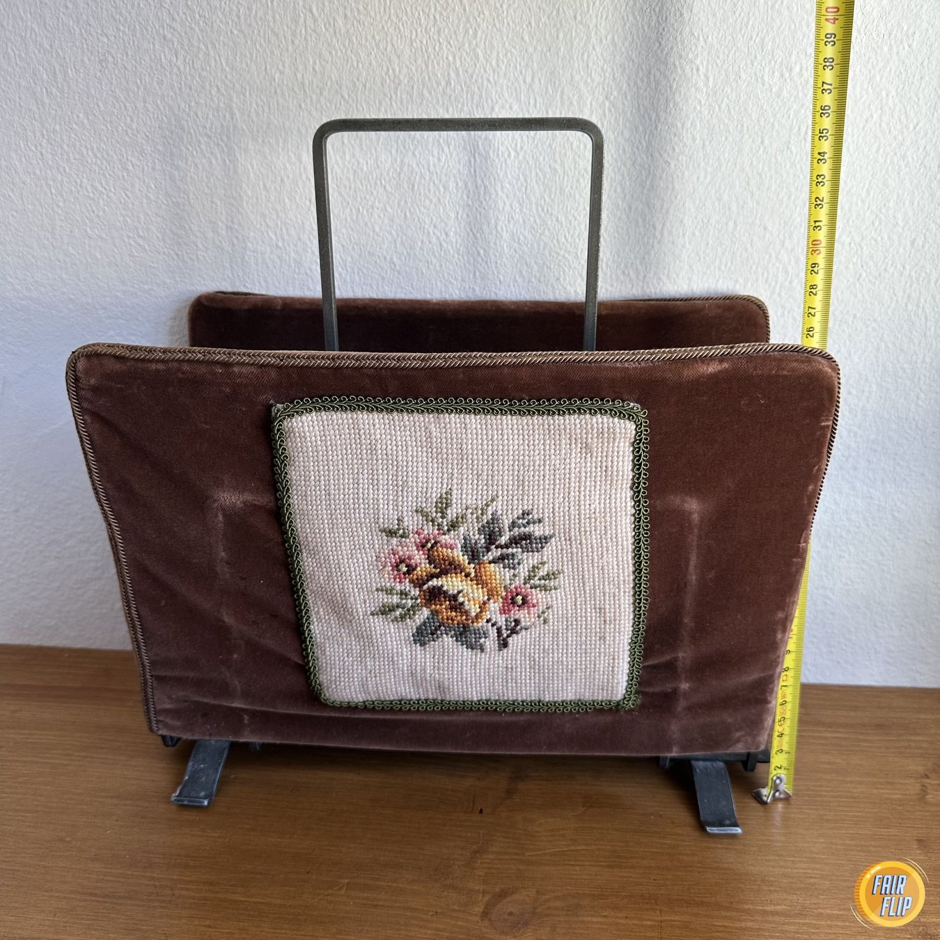 Sonstiges für Haushalt & Wohnen: Vintage Zeitungsständer mit gesticktem Blumenmuster – Gebraucht aus Luzern von fairflip 3