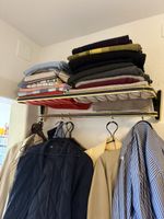 Mid-Century Wandgarderobe / Hutablage mit Messingdetails