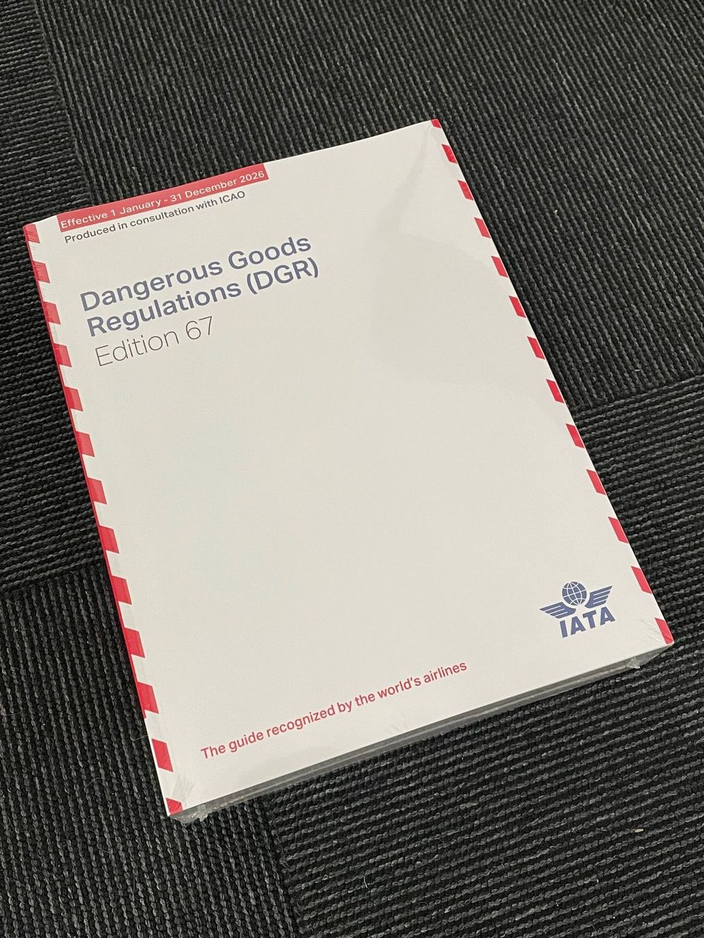 Libri: IATA Dangerous Goods Regulation – Nuovo e nell'imballaggio originale da Zürich venduto da plumita