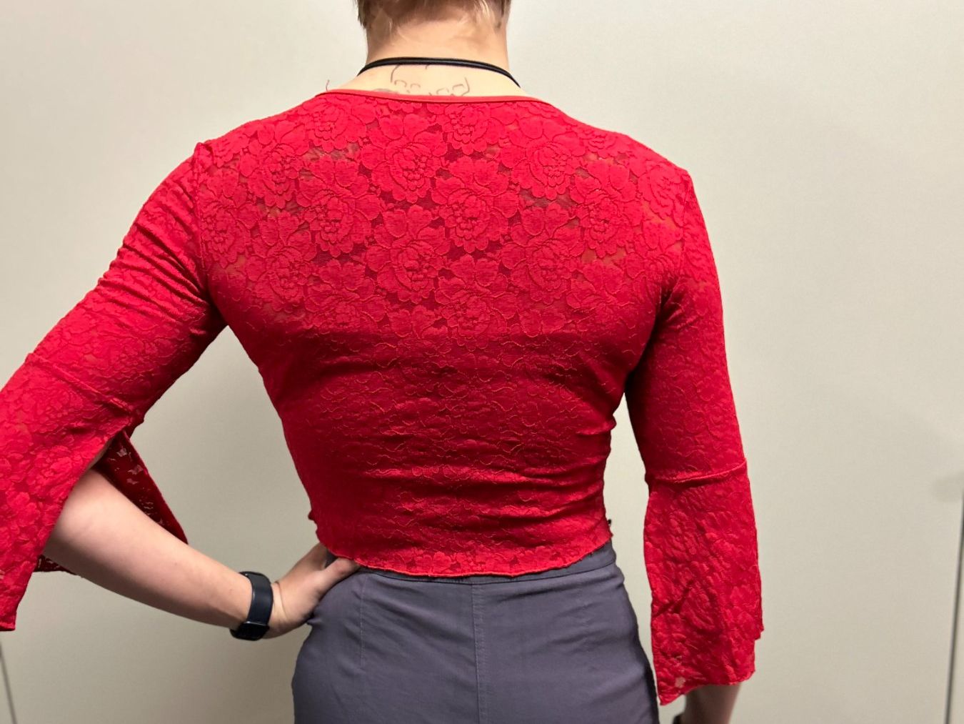 Tops: Rote Spitzenbluse Grösse 40/42 Glockenärmel – Gebraucht aus Marbach SG von fam_8hbc 1