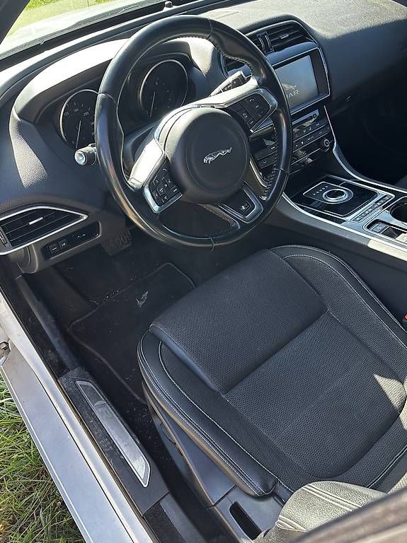 Autos: Jaguar XE 20d AWD  – Défectueux à Rodersdorf par C.Altenbach 3