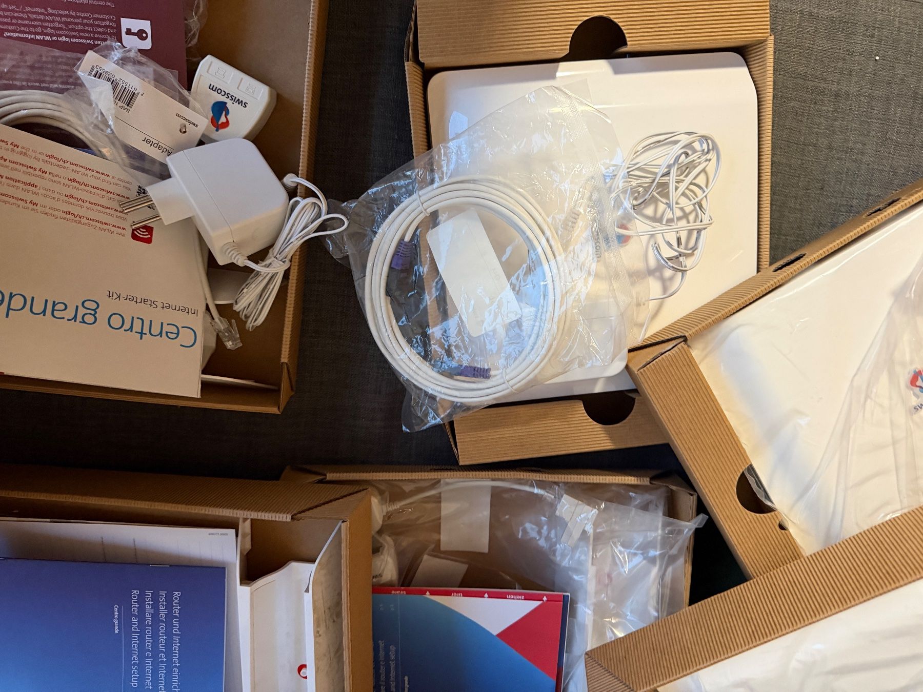 Modems & Routeurs: 3x Centro Grande Internet Starter kit Swisscom modem – D'occasion à Fribourg par J334455 4