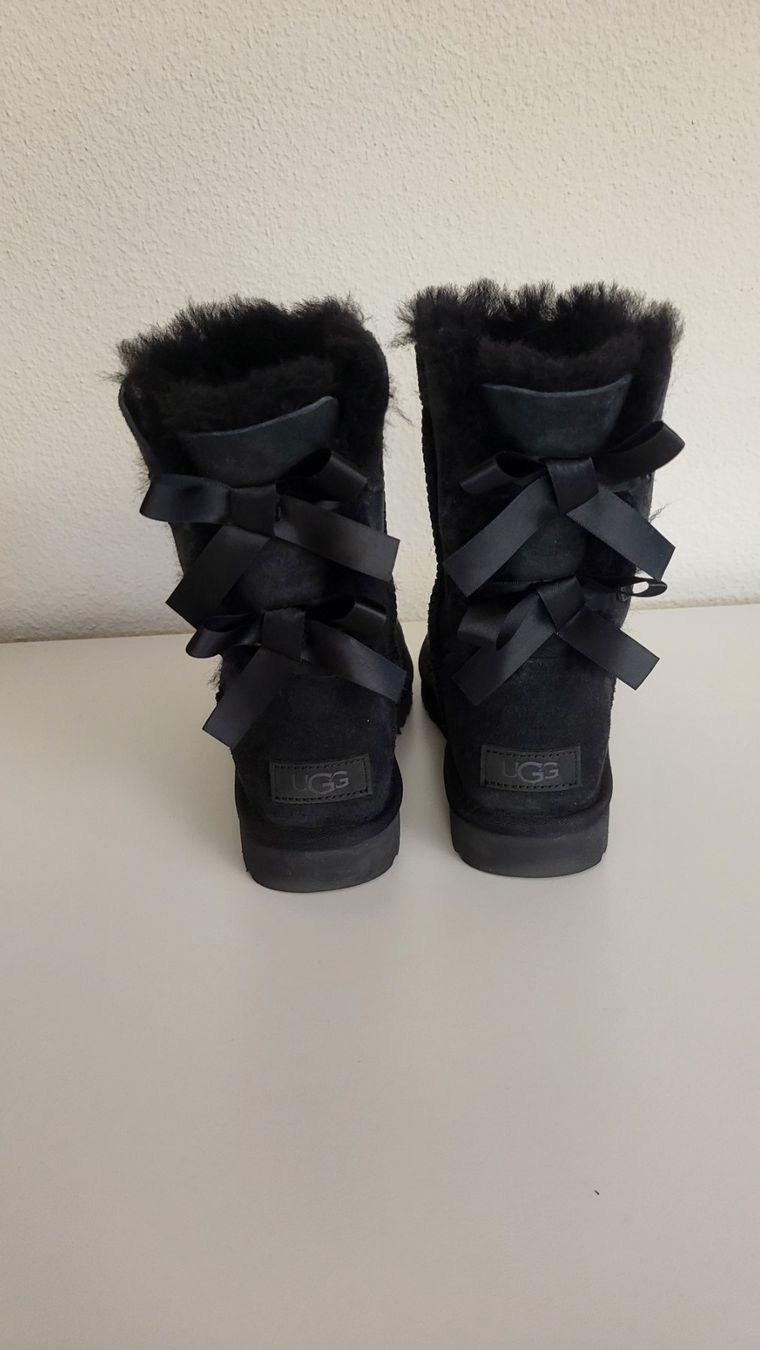 Ugg Scarpe da donna: UGG Bailey Bow II Boot - Grösse 37 - neuwertig – Nuovo (secondo la descrizione) da Wollerau venduto da jes_lp7w 1