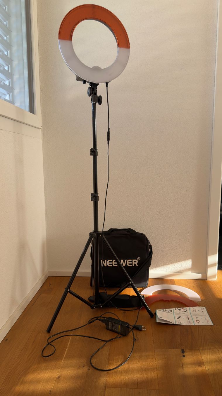 Lampade: NEEWER LED Ringlicht inkl. Stativ, Farbfilter & Taschen – Nuovo (secondo la descrizione) da Sennwald venduto da pressgym