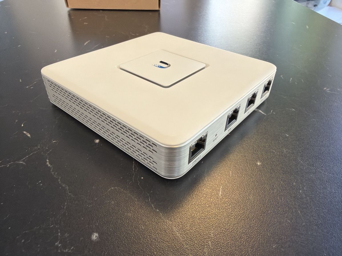 Unifi Modems & Router: 3 x Unifi Security Gateway USG – Neu und originalverpackt aus Egliswil von HolgerHermann 2