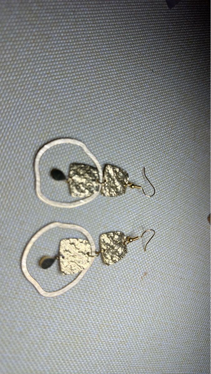 Ohrringe & -stecker: Hammered Gold Tone Dangle Earrings - Modern and Unique! – Neu und originalverpackt aus Bouveret von dou_g8q7 1