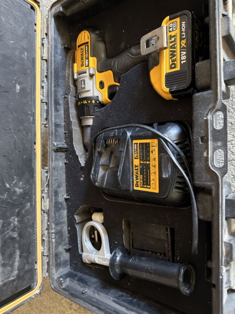 Dewalt Trapani: Trapano avvitatore DeWalt 18V con accessori e valigetta – Usato da Höri venduto da imp_ch9q
