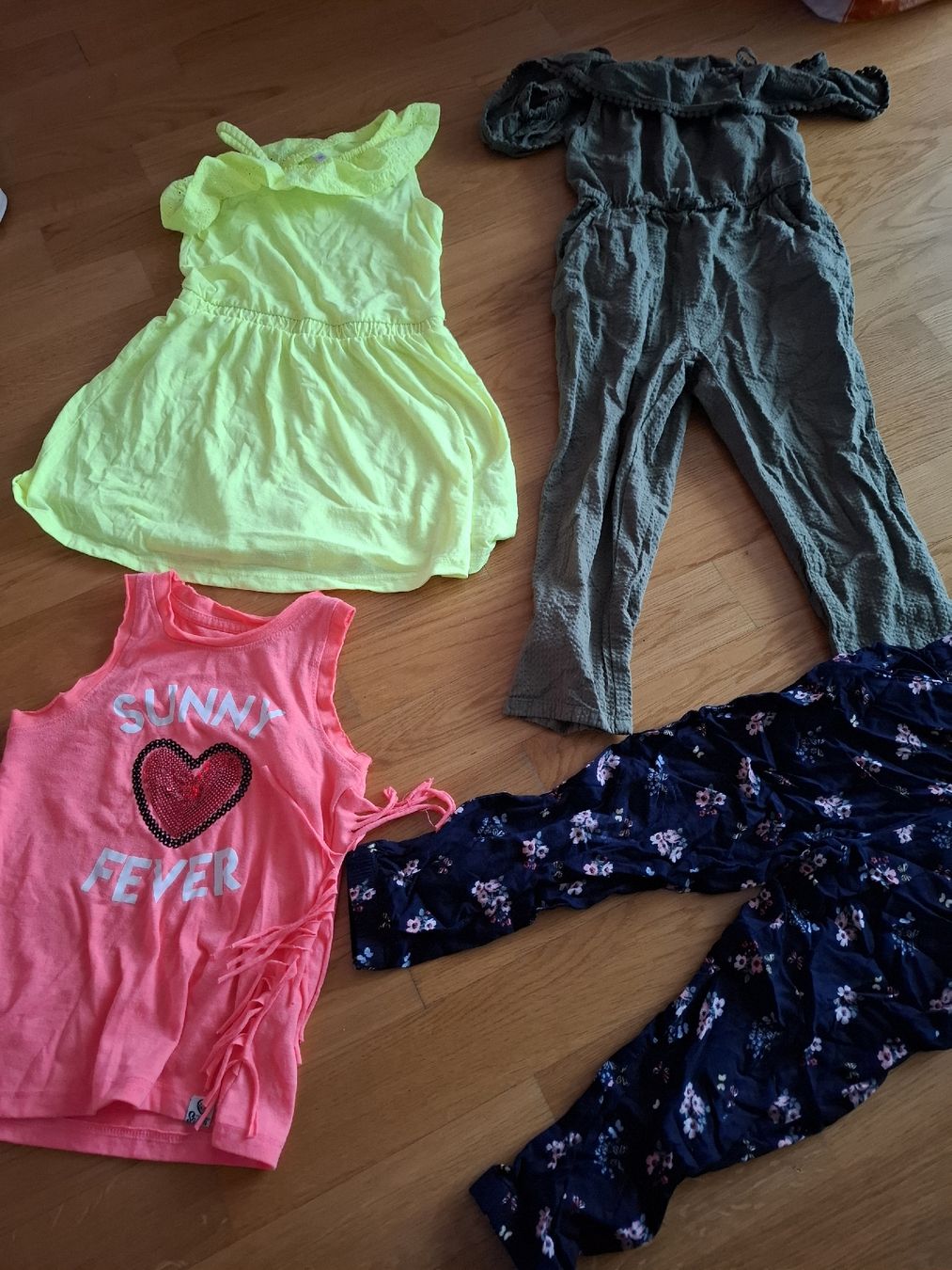 Lotti & Set di vestiti: 4 Sommer Outfits Mädchen Gr. 104 – Usato da Baar venduto da Jhonny18