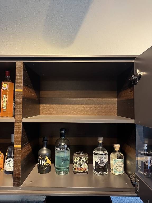 Cassettiere: Moderne Wohnwand mit Sideboard und Hängeschrank  Anthrazit – Usato da Grüsch venduto da Fludome 3