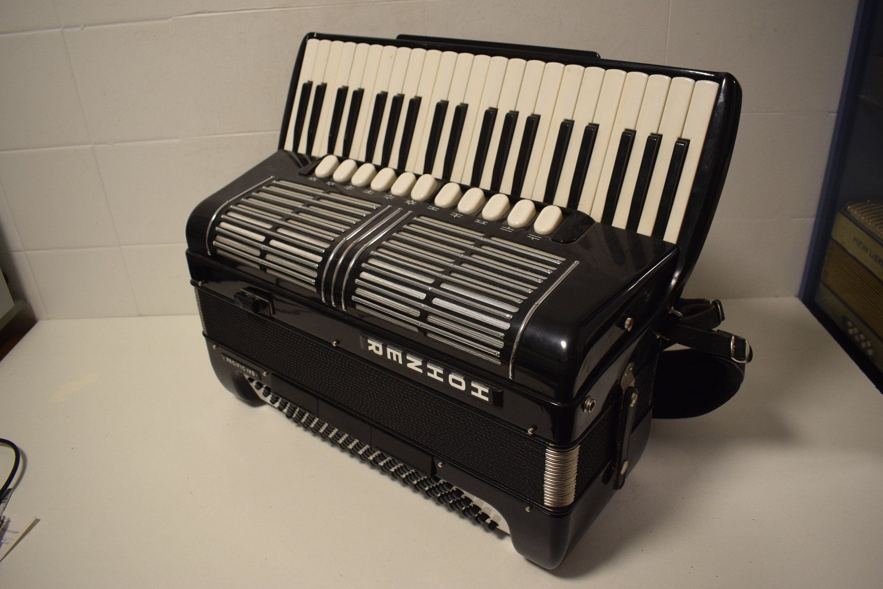 Strumenti musicali: Akkordeon chromatisch Hohner Pacific IV S mit Midi – Usato da Zürich venduto da baumusik 1
