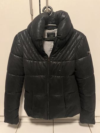 Damen Steppjacke Guess schwarz mit Glanzeffekt Zustand gut