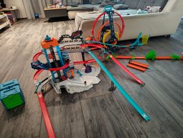 Hot Wheels Autogarage Set mit 3erLooping und div. Zubehör