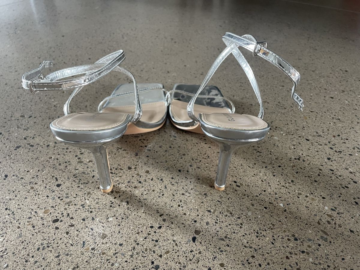 Scarpe da donna: Silberne Sandaletten – Nuovo (secondo la descrizione) da Zürich venduto da Facellas 2