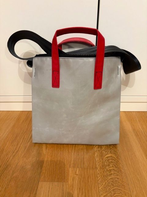 Freitag Sacs: Freitagtasche "Ruby" F274 in Silbergrau / rot – Neuf (Voir description) à Münchenstein par skatespezi 3