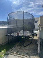Trampolin Exit Toys schwarz mit Defekt am Randpolster