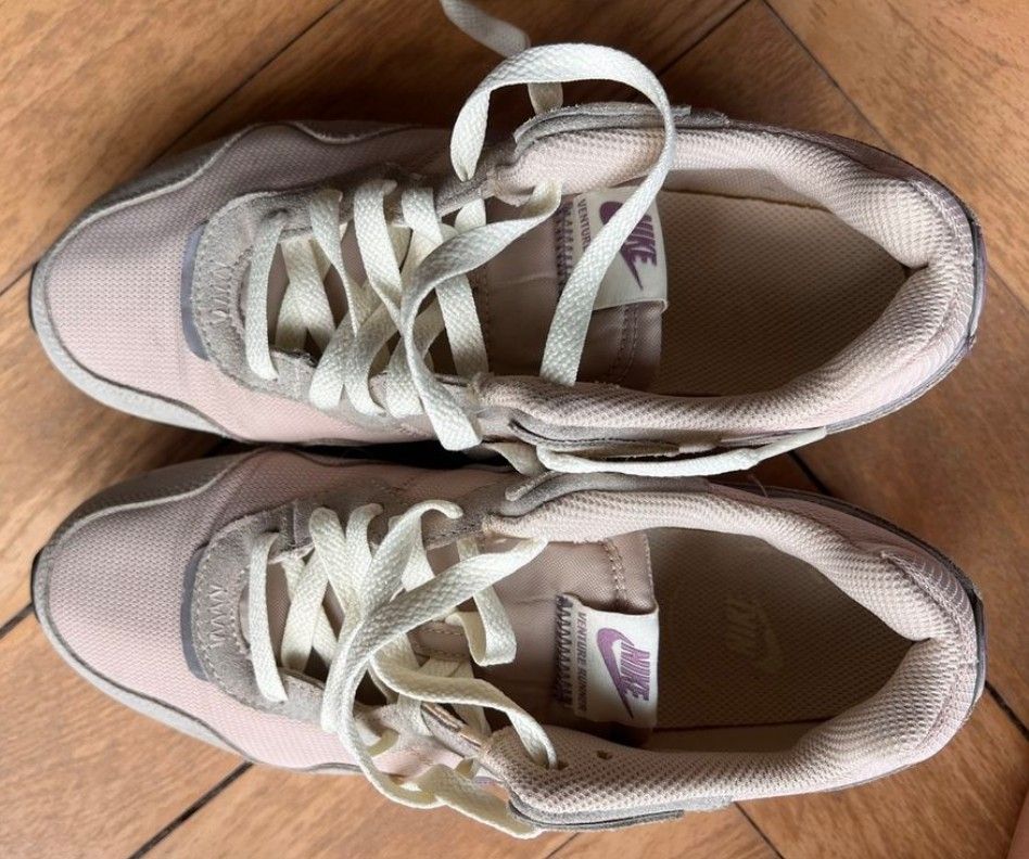 Nike Scarpe da donna: Nike Venture Runner Trainers, Size 38.5 – Usato da Zürich venduto da Rissons 4