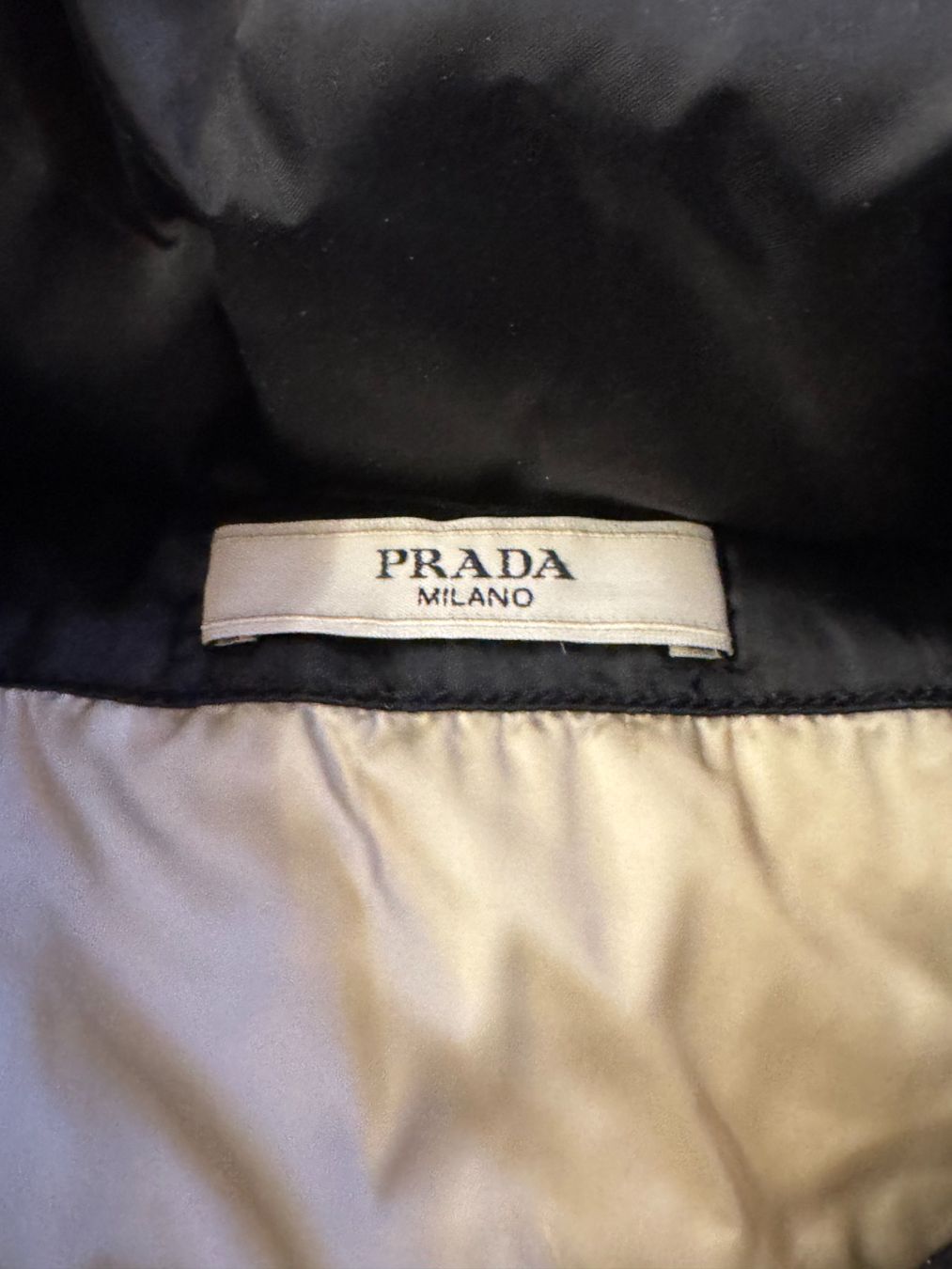 Prada Jacken: PRADA Black Down Puffer Jacket – Size 38 – Gebraucht aus Grund b. Gstaad von ReLuxe 2