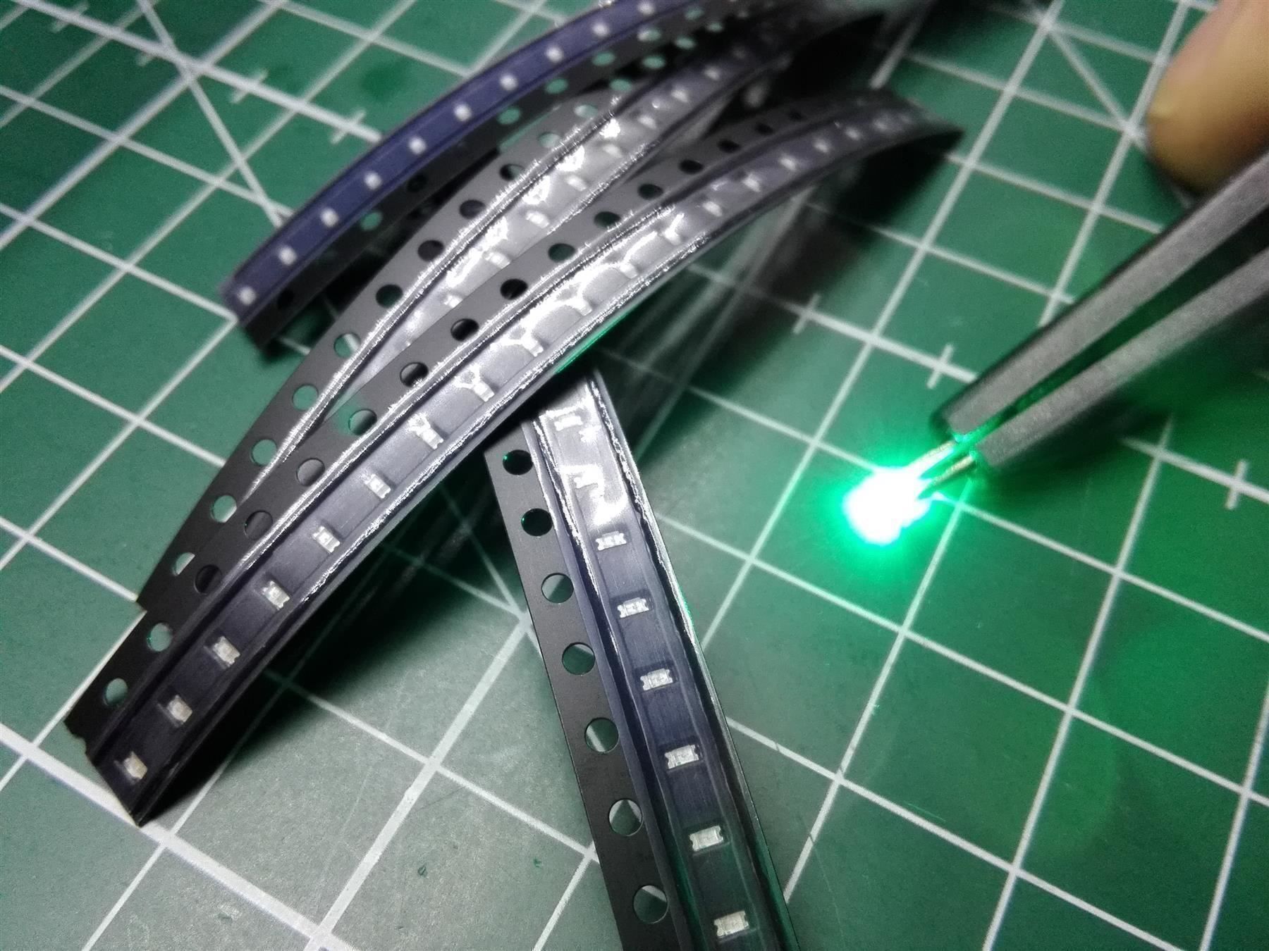 Componenti elettronici: LED SMD 0603, grün 100Stk – Nuovo (secondo la descrizione) da Luzern venduto da Salefactory