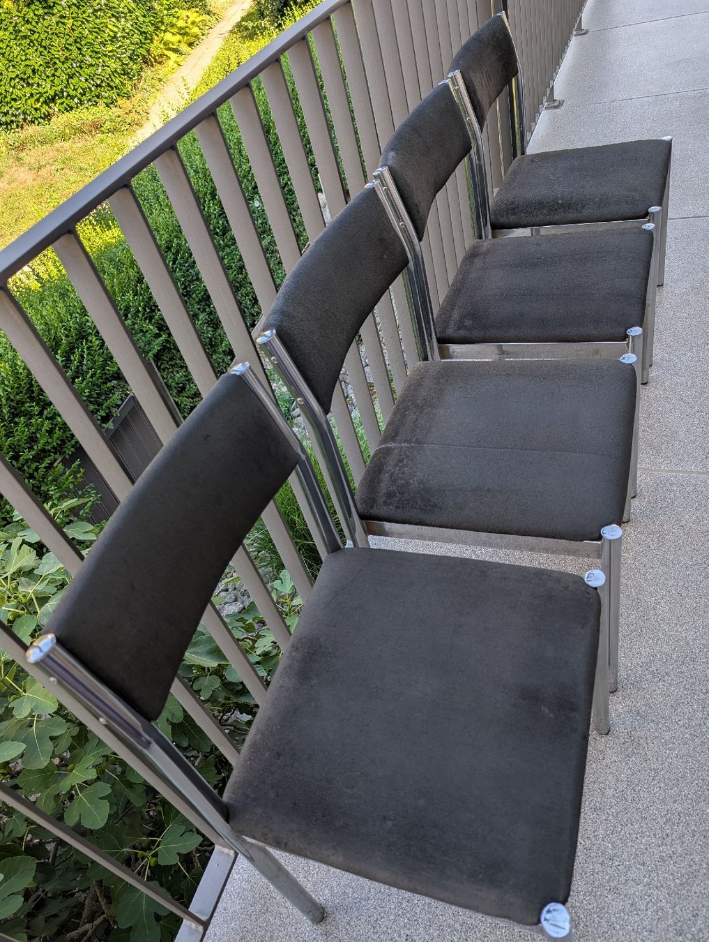 Sedie: 4 schwarze Stühle mit Chrombeinen – Usato da Zürich venduto da Zuerich_Fan 2