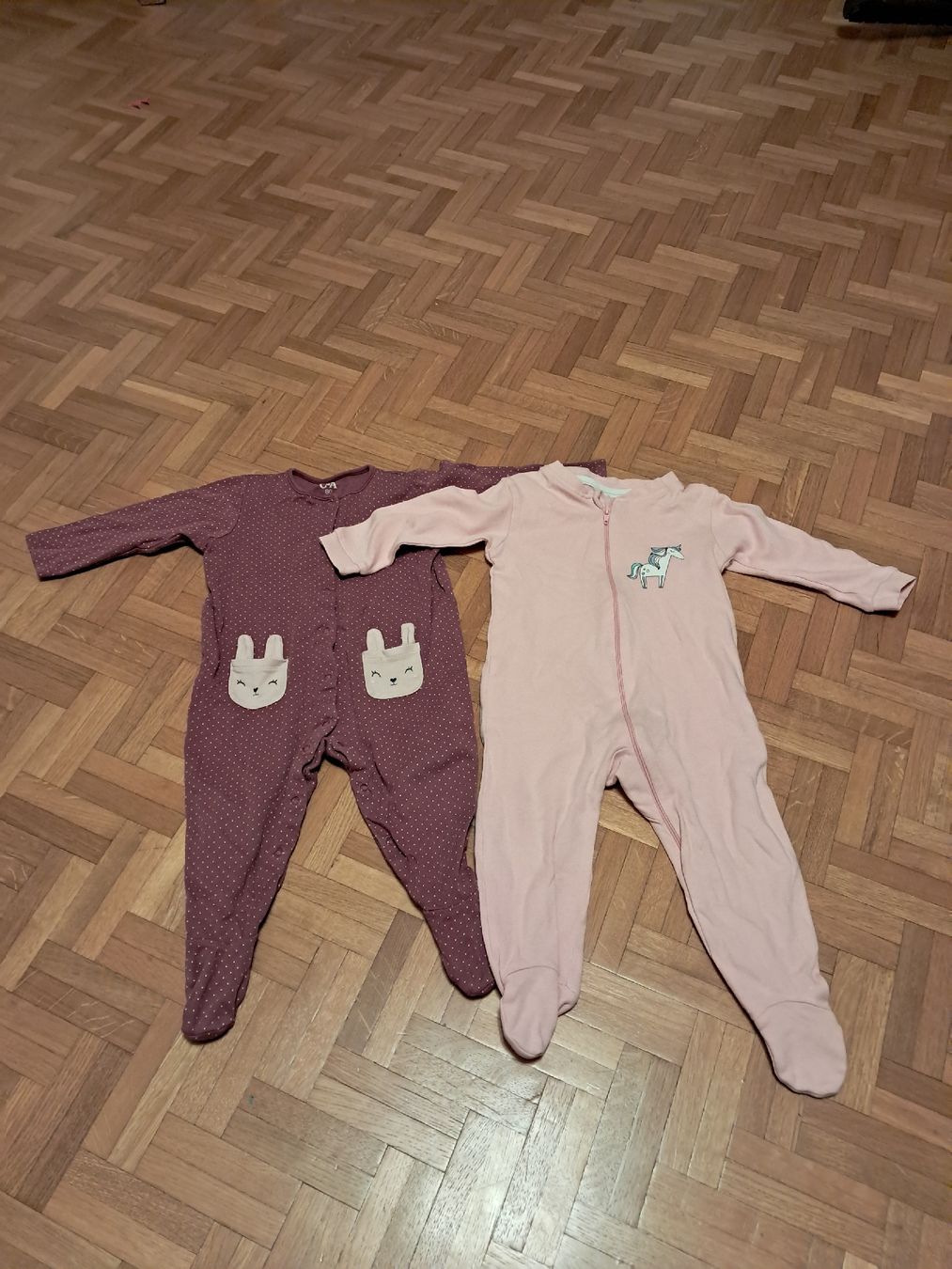 Pyjamas & Ähnliches: 2 Pyjamas bébé fille taille 80 – Gebraucht aus Ferpicloz von Clicli014