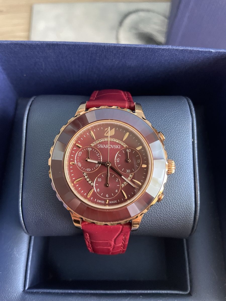 Swarovski Uhren: Neuwertige rote Swarovski Uhr – Neu und originalverpackt aus Oberburg von alicia12345 1