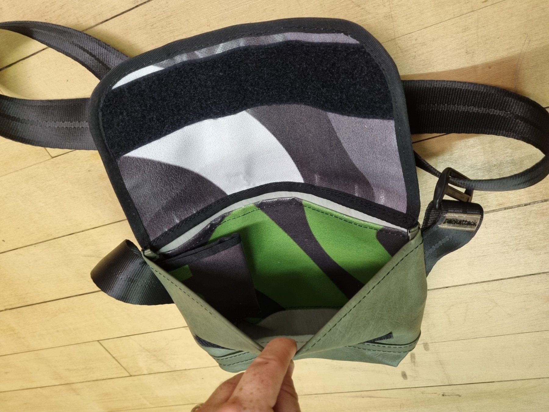Borse da donna: Packattack Handtasche – Usato da Schönenwerd venduto da Chez_Mimi 3