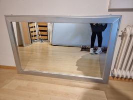 Wandspiegel mit silbernem Rahmen gut erhalten