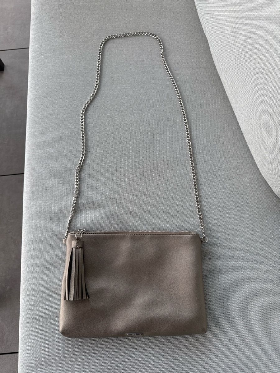 Borse da donna: Pochette chaîne  – Nuovo (secondo la descrizione) da Neuchâtel venduto da mar_7tb2