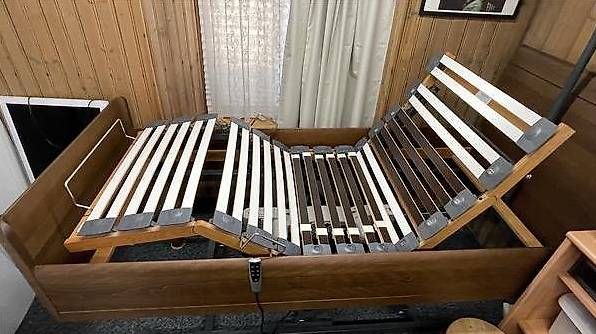 Embru Letti: Embru Spitalbett Spezial Farbe – Usato da Zürich venduto da Allroad27 2