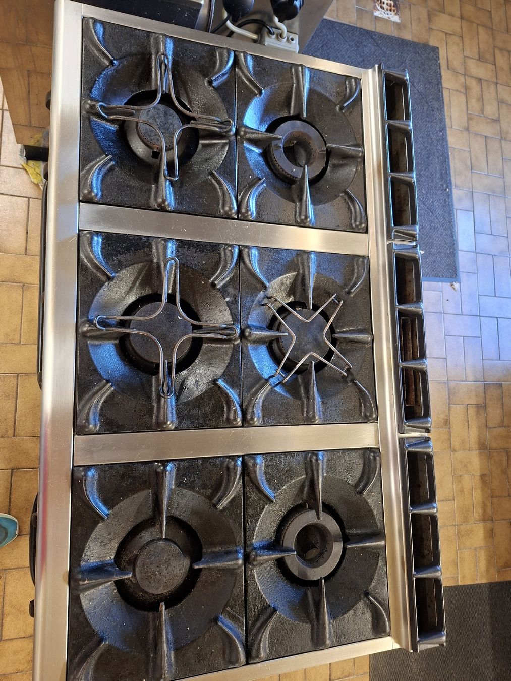 Cucine: Fourneau à gaz professionnel, 6 feux, Mareno – Usato da Les Bois venduto da lis_zy2y 1