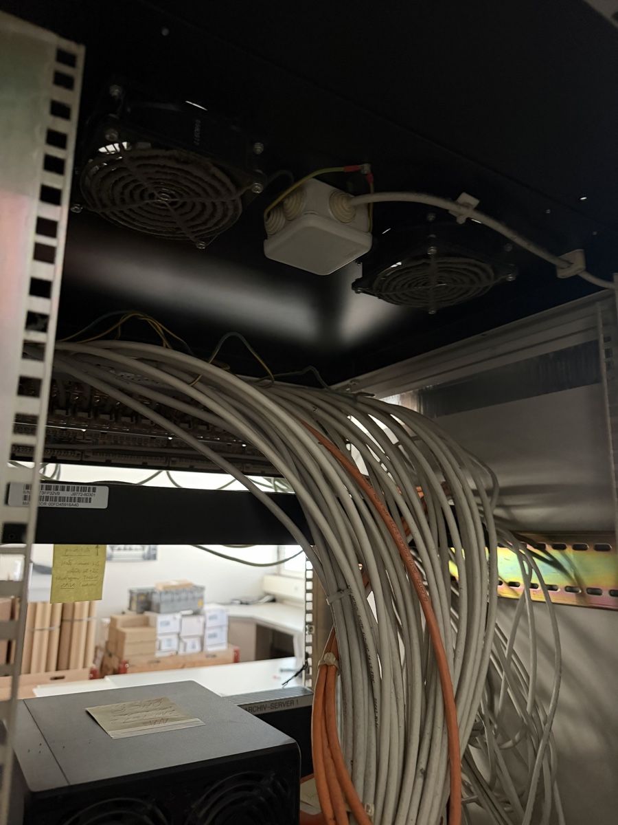 Racks & Cavalletti: Alumatic AG Serverschrank 42HE mit Netzwerkhardware – Usato da Oberglatt ZH venduto da couvert24 7