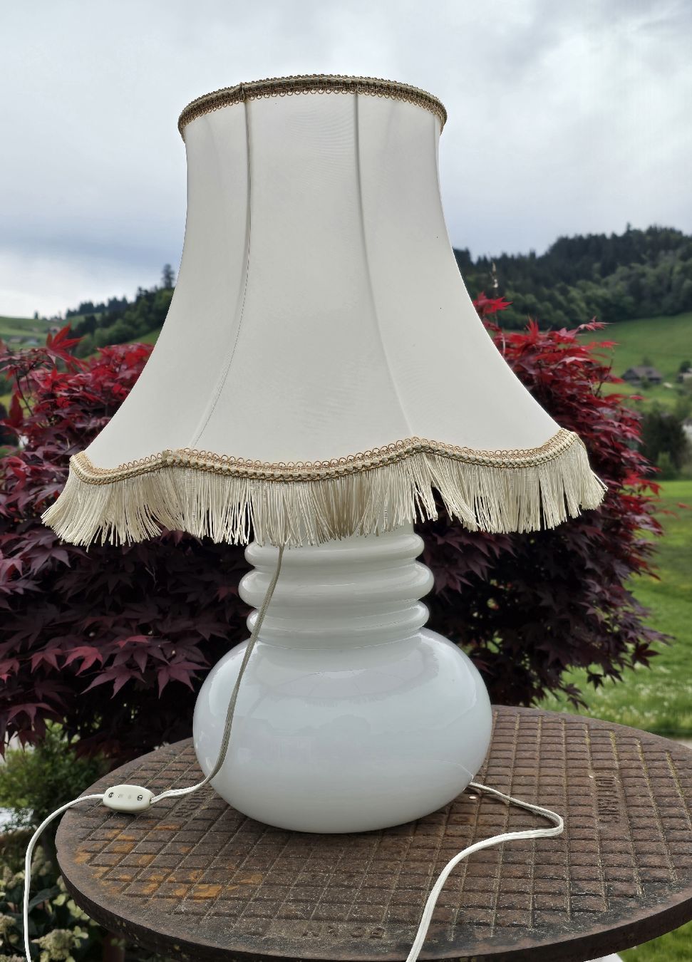 Lampade: Schöne Lampe, weisses Glas, Stoffschirm mit Fransenrand. – Usato da Walkringen venduto da Vanuca 6