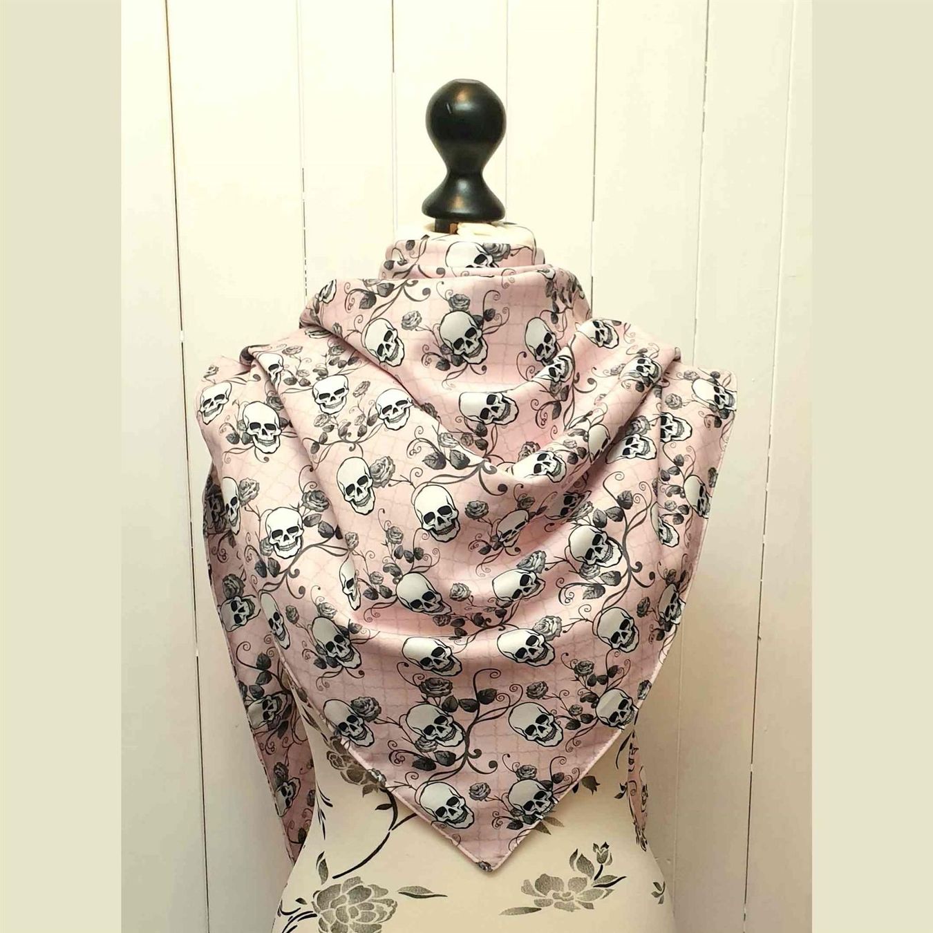 Tessuti: Baumwollstoff "Skulls & Flowers" rosa Webware je m – Nuovo e nell'imballaggio originale da Wiesenberg venduto da mountain-merch 2
