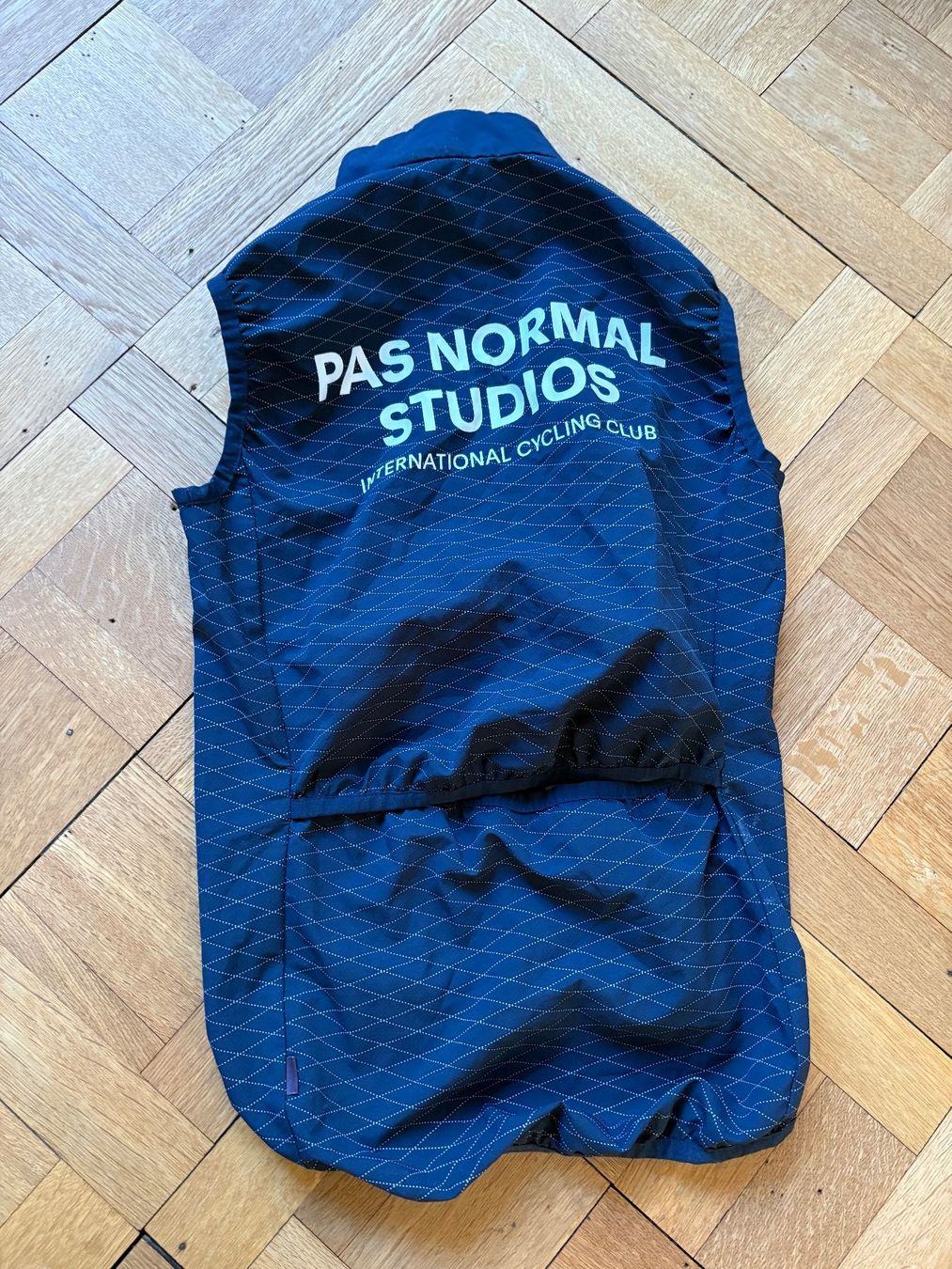 Pas Normal Studios Gilets: PAS NORMAL STUDIOS – D'occasion à Zürich par triangular 1