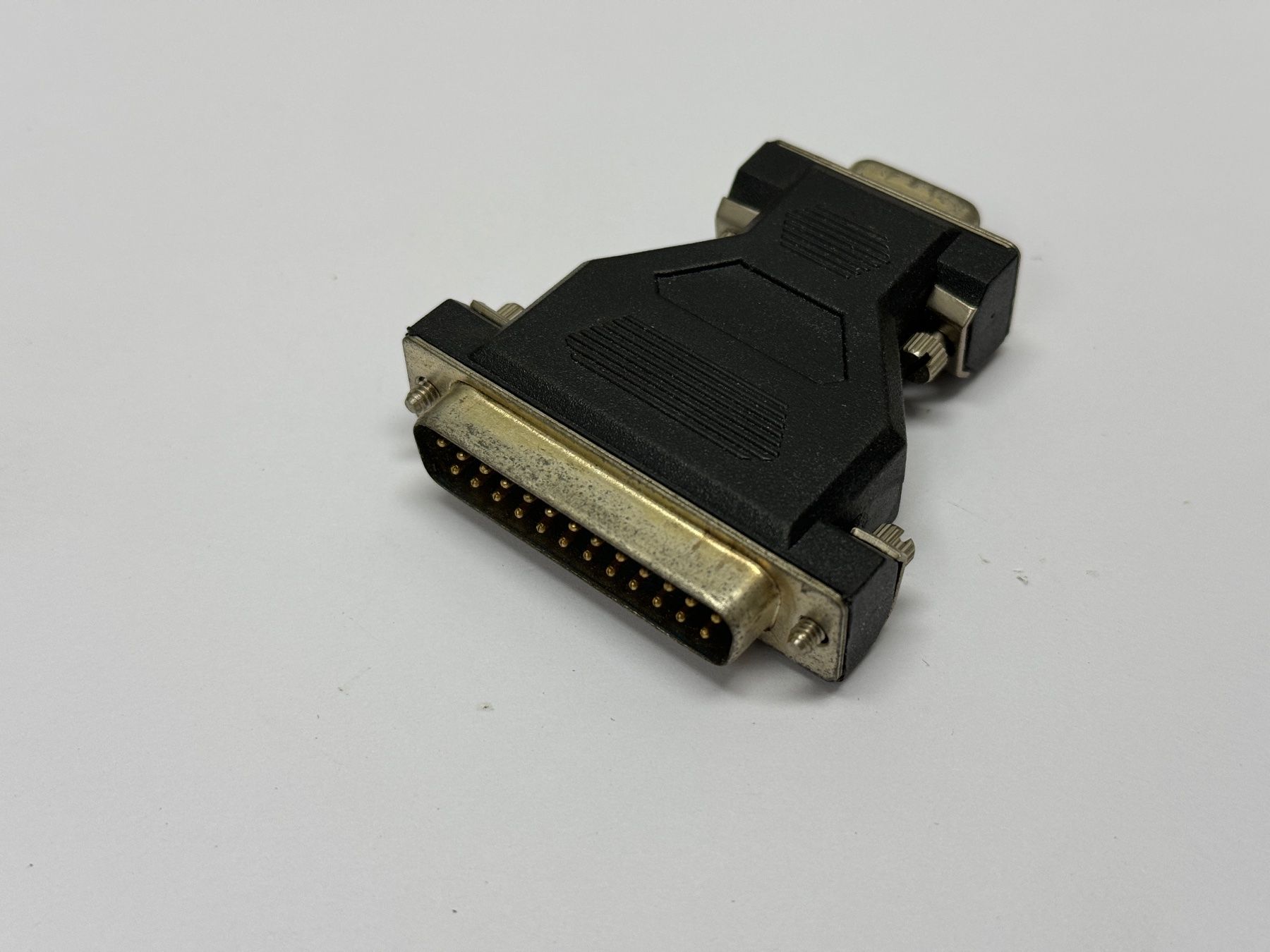 Laufwerke & Adapter: RS 232 Gender Changer 9 W / 25 M – Gebraucht aus Humlikon von GX30