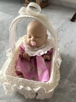 Puppe im Korb Kleinkind Puppe gebraucht guter Zustand