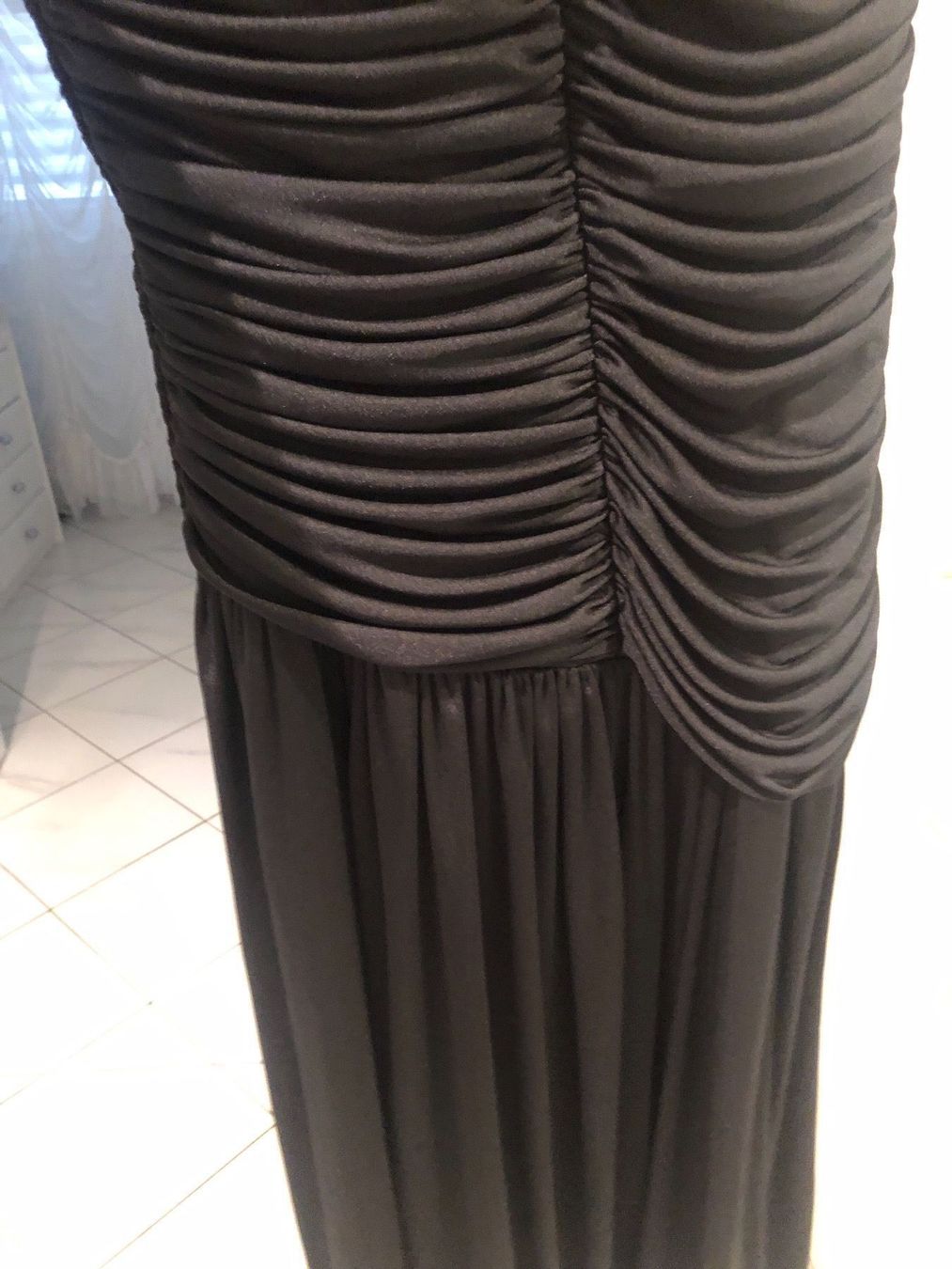 Kleider: Abendkleid mittellang schwarz – Gebraucht aus Hinwil von dire07 3