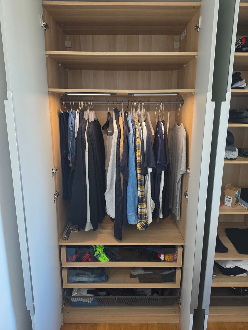 Ikea Armoires: Pax Kleiderschrank Ikea – D'occasion à Zug par Ggib 1