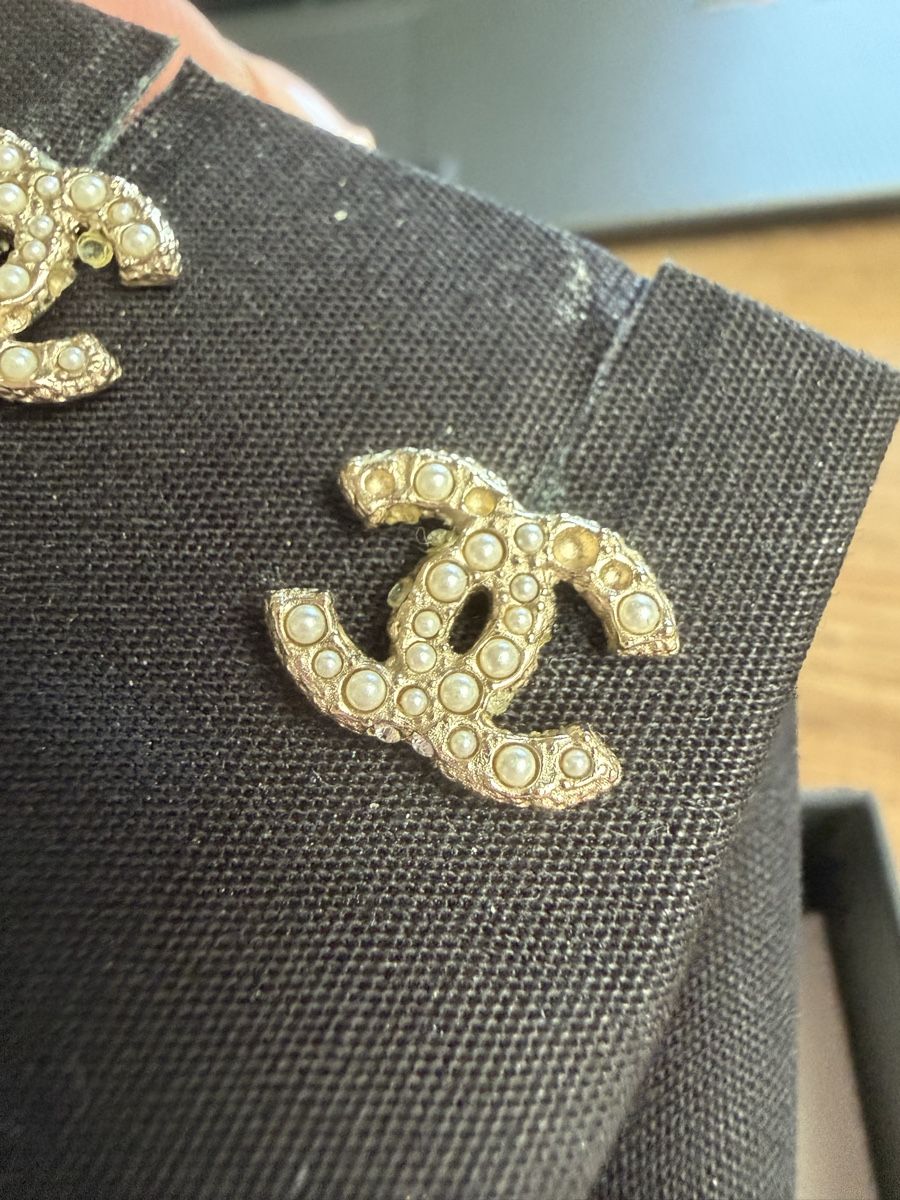 Chanel Orecchini pendenti & Orecchini a lobo: Chanel Ohrstecker Logo CC mit Perlen – Usato da Baar venduto da chr_r2wt 1