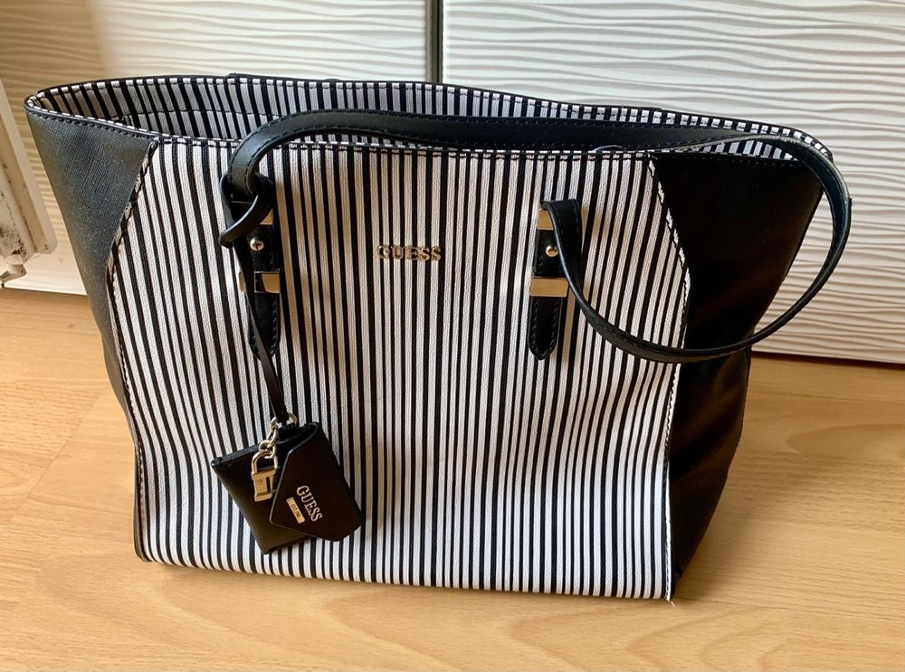 GUESS Shopper Tasche gestreift, Schwarz/Weiss gebraucht