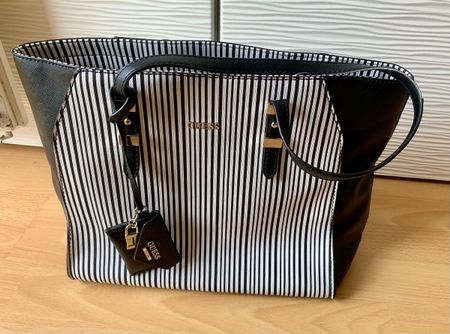 GUESS Shopper Tasche gestreift, Schwarz/Weiss - gebraucht