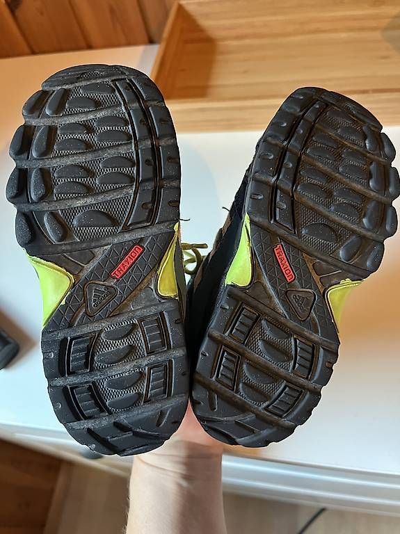 Chaussures garçon: ADIDAS terrex Gr. 26 – D'occasion à Zizers par Sahu1 2