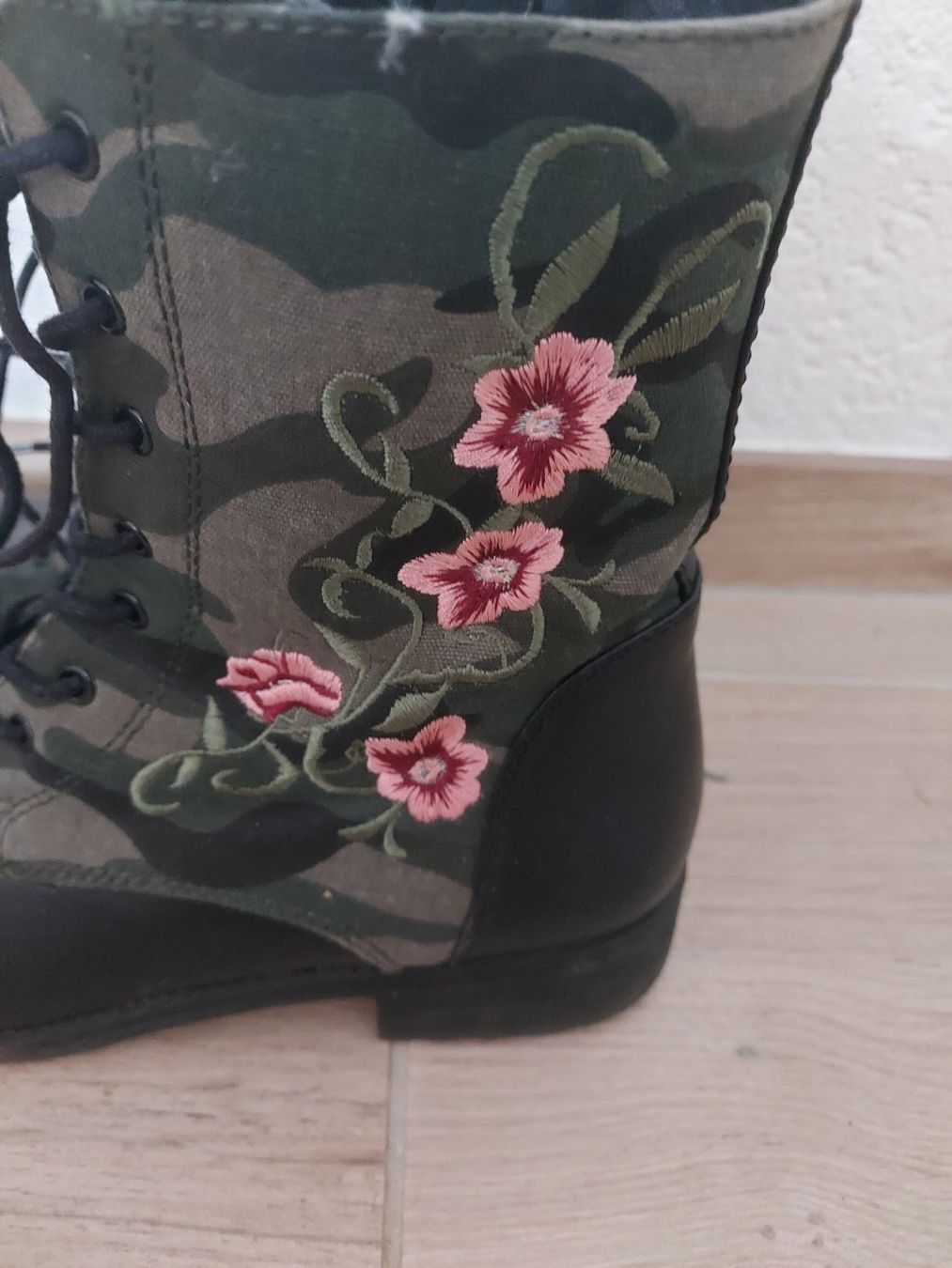 Graceland Scarpe da donna: Bottines motif militaire et fleurs – Nuovo (secondo la descrizione) da Le Mont-Pèlerin venduto da jux_x96b 1