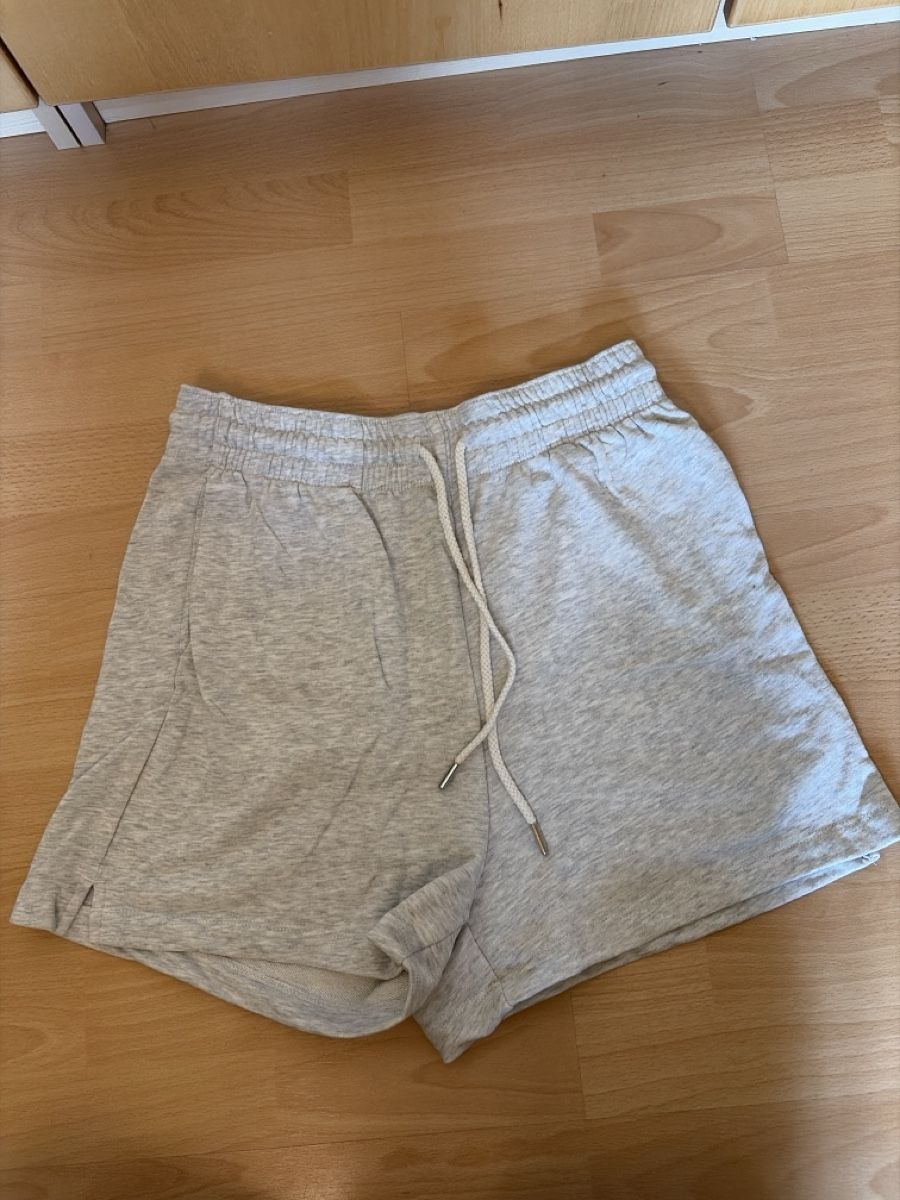 H&M Pantalons: Graue Jogging Shorts – D'occasion à Zwillikon par kol_5znn